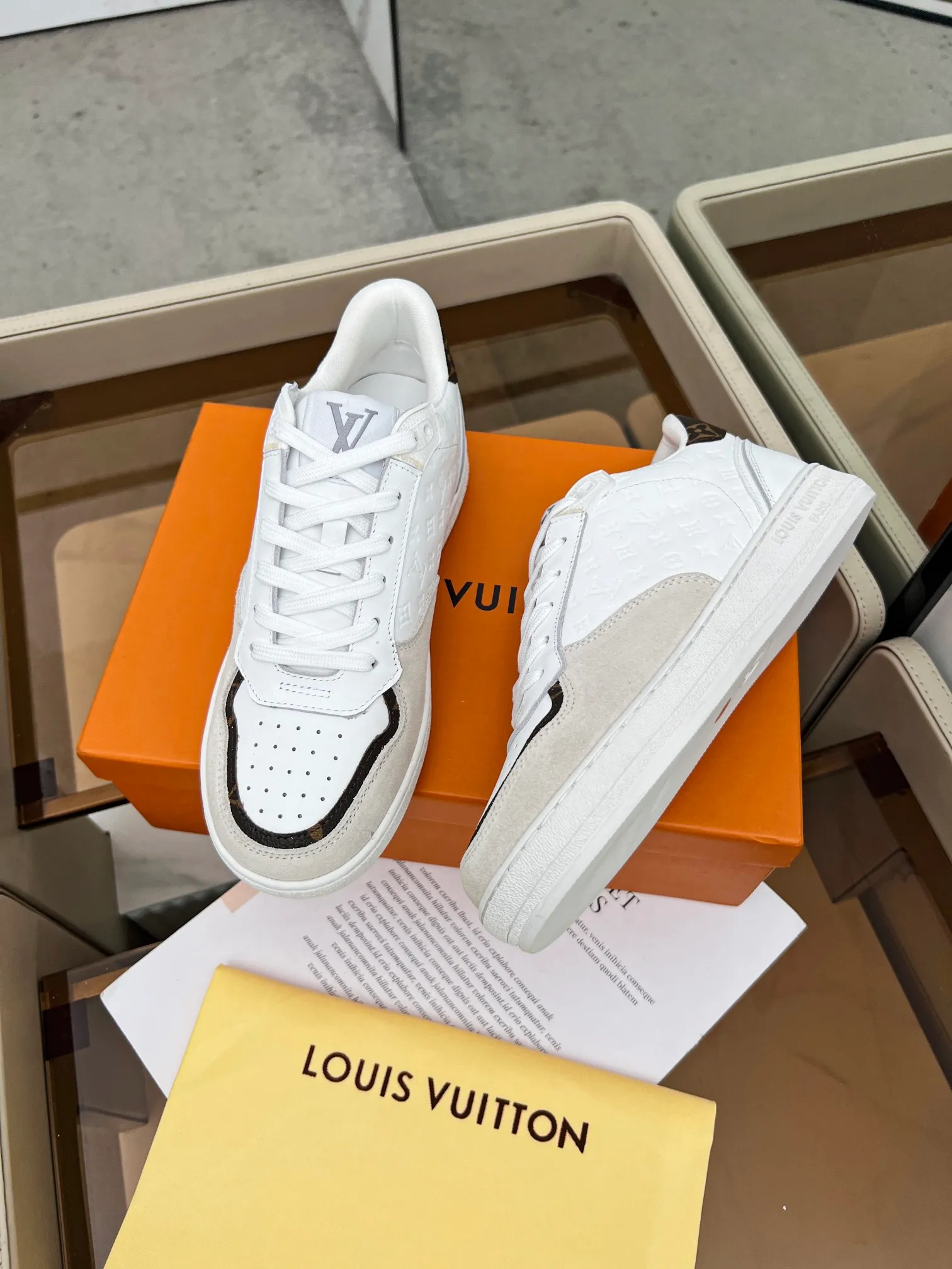 👟👟Ex-factory price 580👟👟 The new designs and colors on the v official website are updated simultaneously. This LV Stadium sneaker uses faded effect Monogram denim to perform a retro design, and is elegantly trimmed with plain leather and suede cow leather. LV lettering on the tongue and Louis Vuitton Paris embossed logo on the rubber outsole confirm the brand's identity. Code number: 36#-42# (35# 42# can be customized)